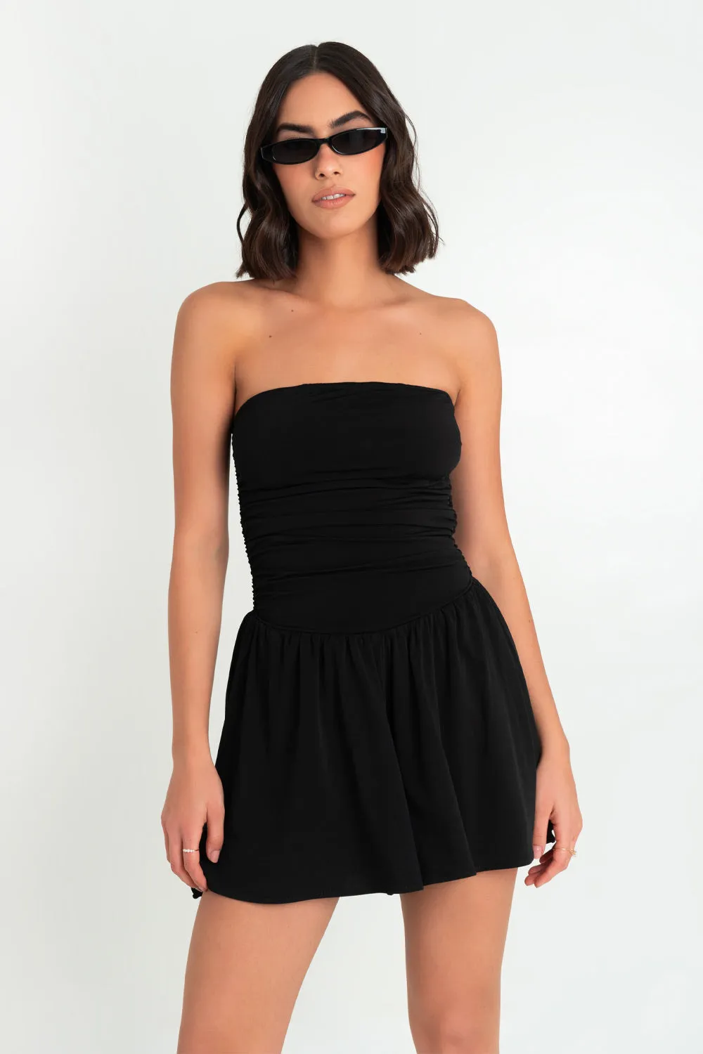 Playsuit strapless escote recto plisados olanes