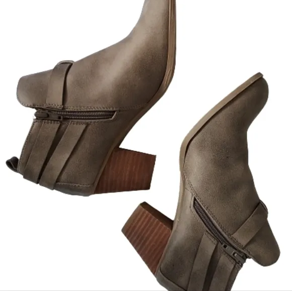 Report Caroline Buckle Ankle Bootie Boot Shoe 7 Taupe